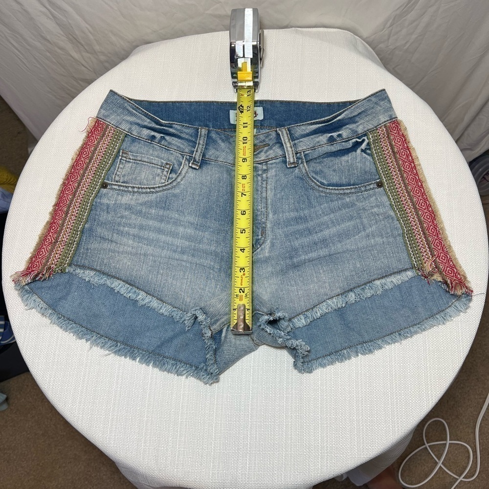 Mudd High-Waisted Denim Shorts with Embroidery - Size 9 - Great Condition! - Picture 5 of 5